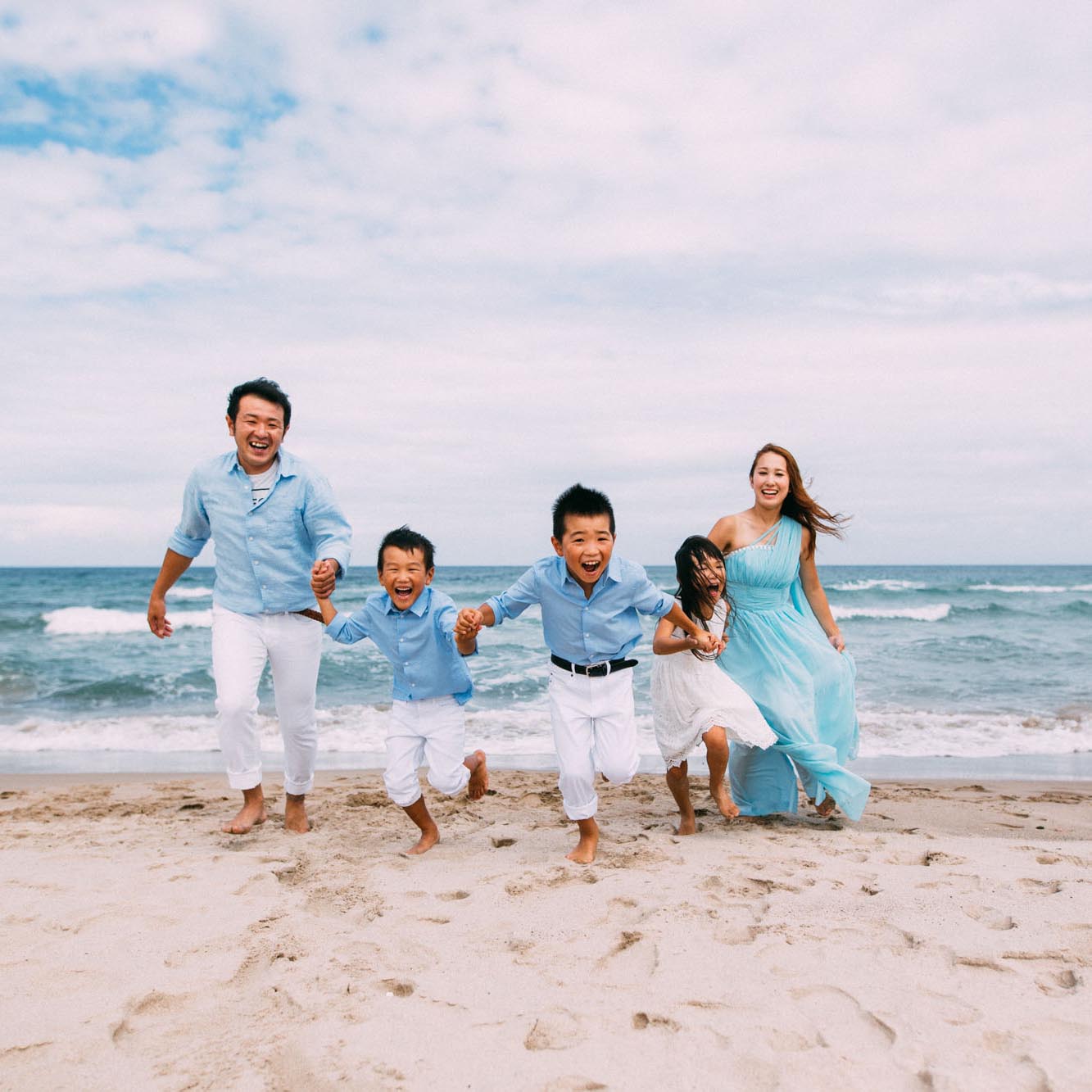 海での家族写真